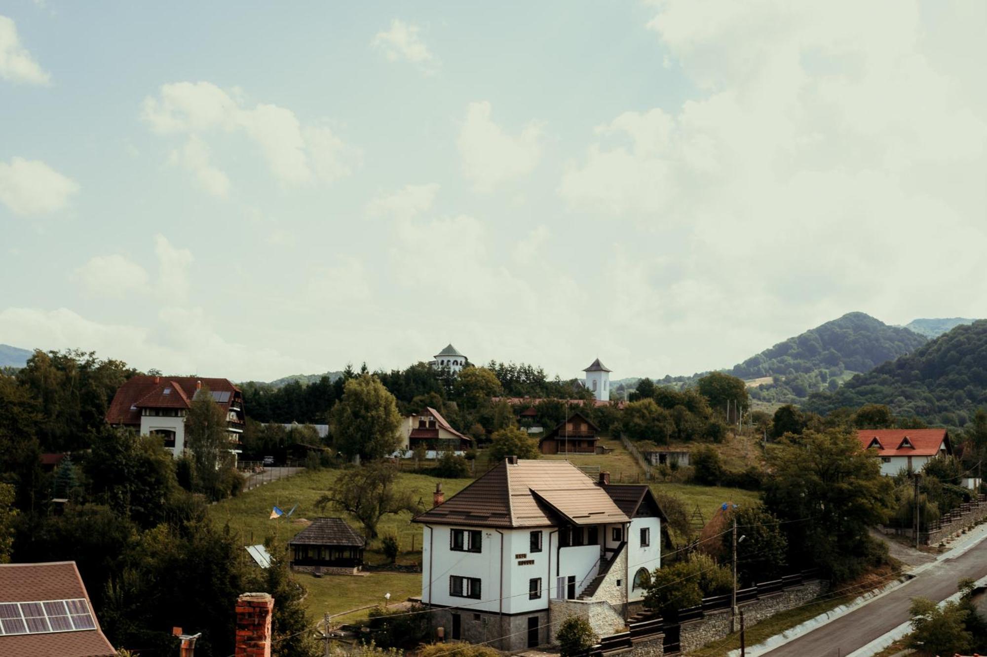 Отель Turnul Maresalului Корбени Экстерьер фото